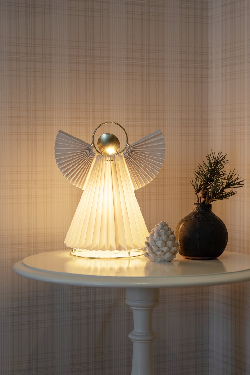 Papieren Engel 26cm Wit Van Konstsmide - Met een hoogte van 26 cm is de engel een mooie kerstdecoratie voor op een bijzettafel, in de vensterbank of op een bureau.