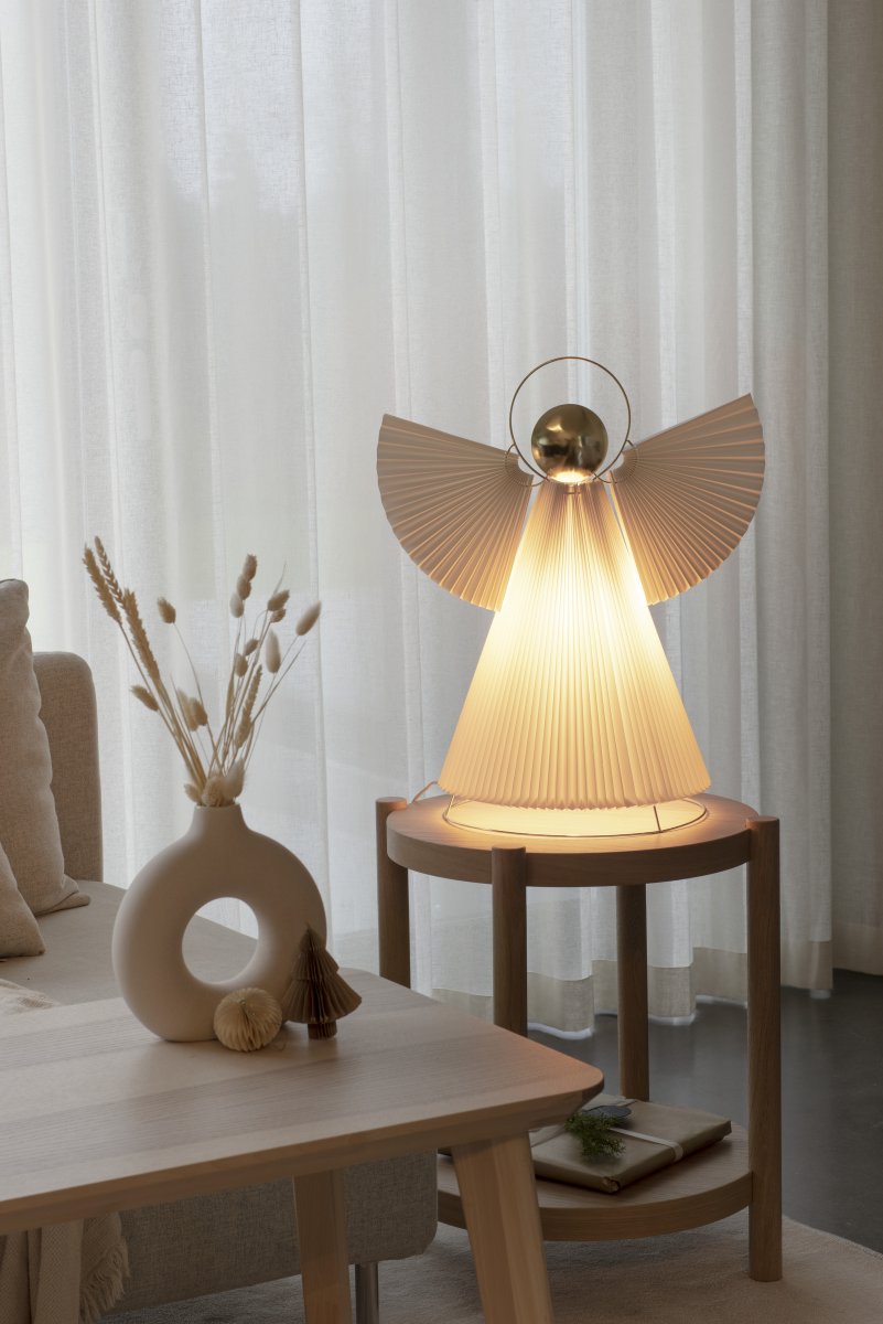Papieren Engel 54cm Wit Van Konstsmide - Met een hoogte van 54 cm is de engel een mooie kerstdecoratie voor op een bijzettafel, in de vensterbank of op een bureau.