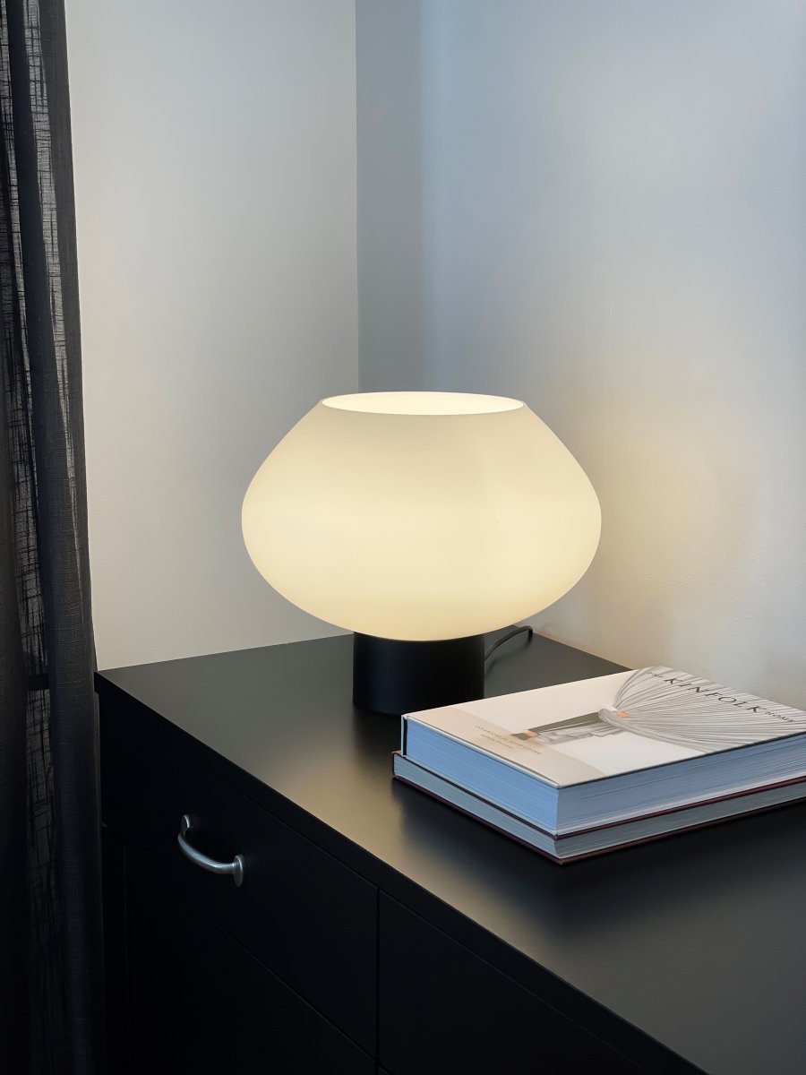 Bell 30cm Zwart tafellamp Van Aneta Lighting - Bell tafellamp in zwart gelakt metaal en opaalwitte glazen kap.