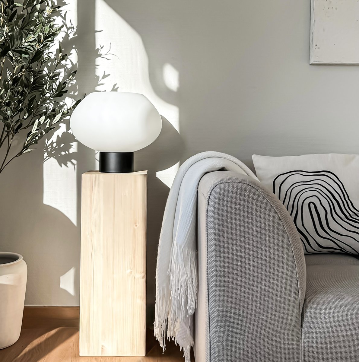 Bell 30cm Zwart tafellamp Van Aneta Lighting - Bell tafellamp in zwart gelakt metaal en opaalwitte glazen kap.