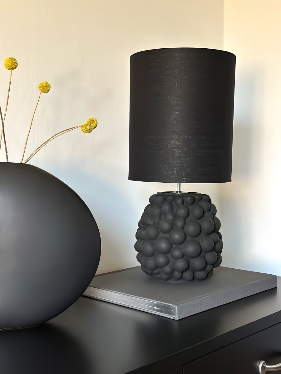 Bubbles 48cm Zwart tafellamp Van Aneta Lighting - De spannende Bubbles tafellamp heeft een unieke glazen lampenvoet met een textuur van verschillend gevormde bellen.