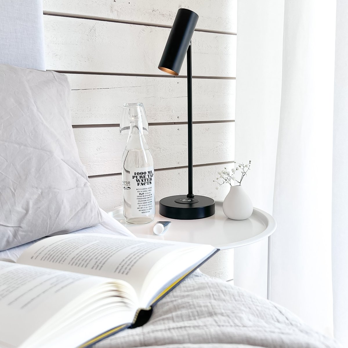 Tabela 52cm Zwart bureaulamp Van Aneta Lighting - Met een draadloos oplaadstation op de lampvoet en een USB-aansluiting kunt u uw apparaten probleemloos opladen.