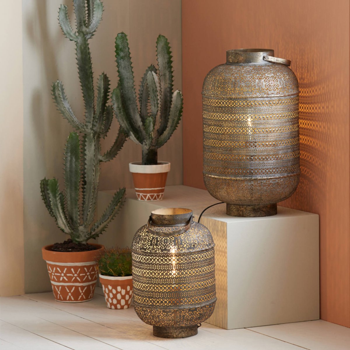 Udupi 62cm Bronzen tafellamp Van Light & Living - Cre&euml;er een warme en uitnodigende sfeer met Udupi, een elegante lamp met een bronzen afwerking.