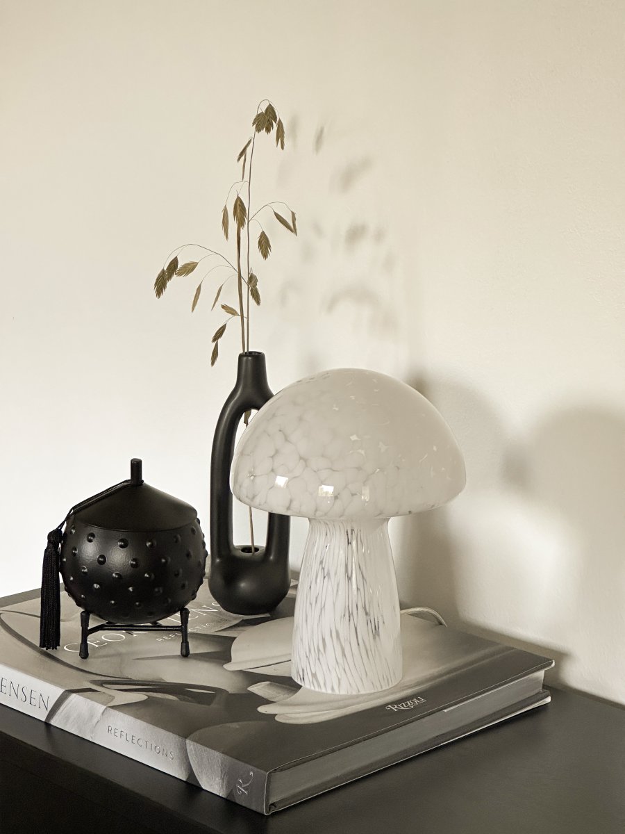 Mushi 20cm Wit tafellamp Van Aneta Lighting - Mushi is een trendy glazen paddenstoellamp met een uniek patroon van witte stippen, waardoor elke lamp een uniek design heeft.