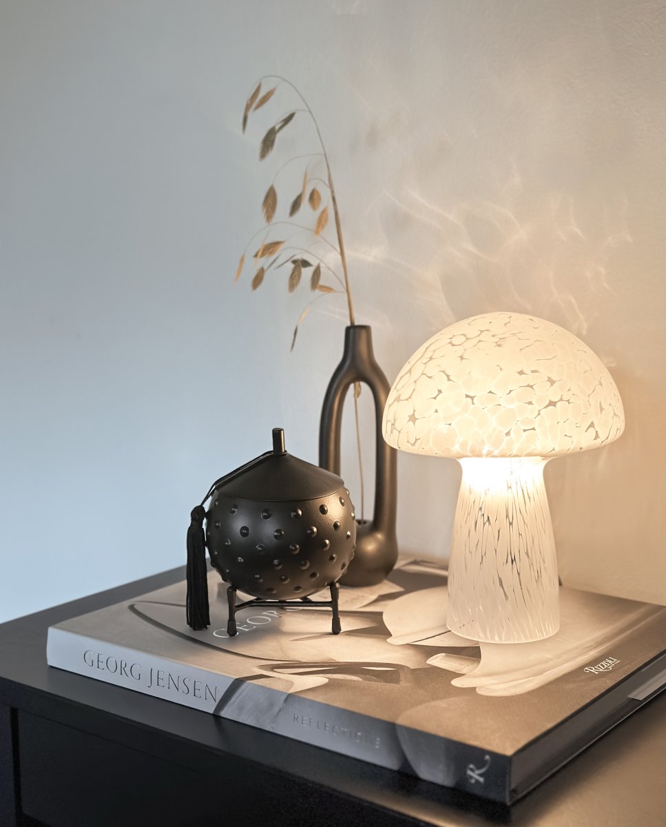 Mushi 20cm Wit tafellamp Van Aneta Lighting - Mushi is een trendy glazen paddenstoellamp met een uniek patroon van witte stippen, waardoor elke lamp een uniek design heeft.