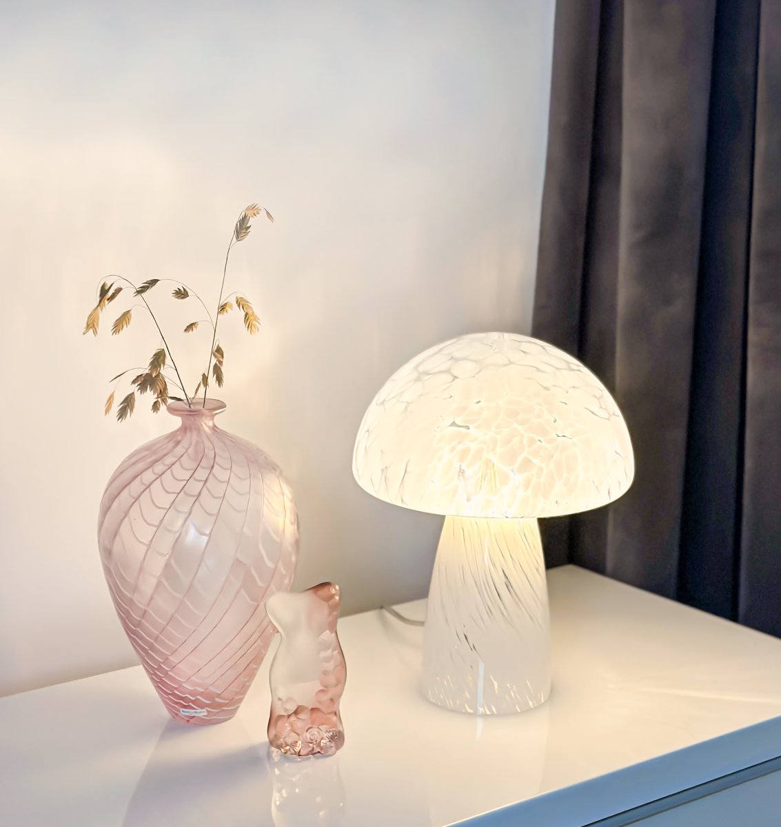 Mushi 30cm Wit tafellamp Van Aneta Lighting - Mushi is een trendy glazen paddenstoellamp met een uniek patroon van witte stippen, waardoor elke lamp een uniek design heeft.