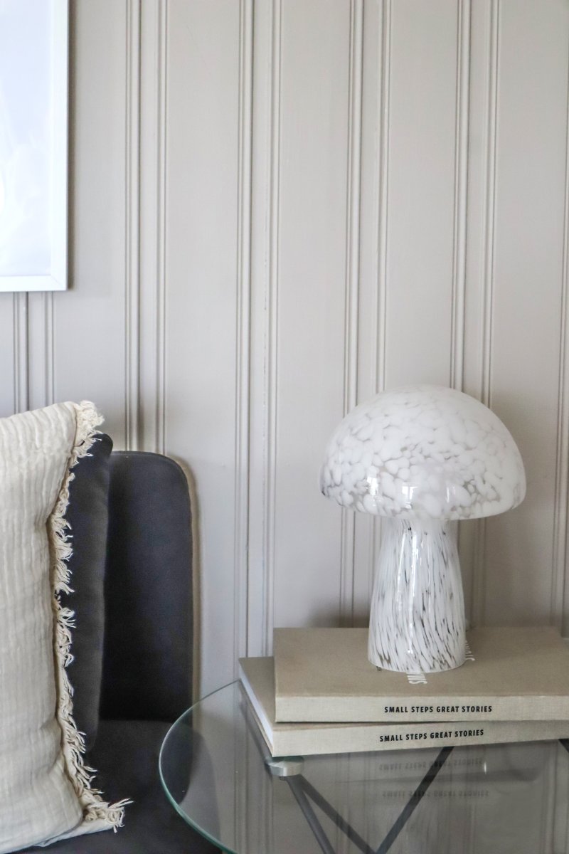 Mushi 30cm Wit tafellamp Van Aneta Lighting - Mushi is een trendy glazen paddenstoellamp met een uniek patroon van witte stippen, waardoor elke lamp een uniek design heeft.