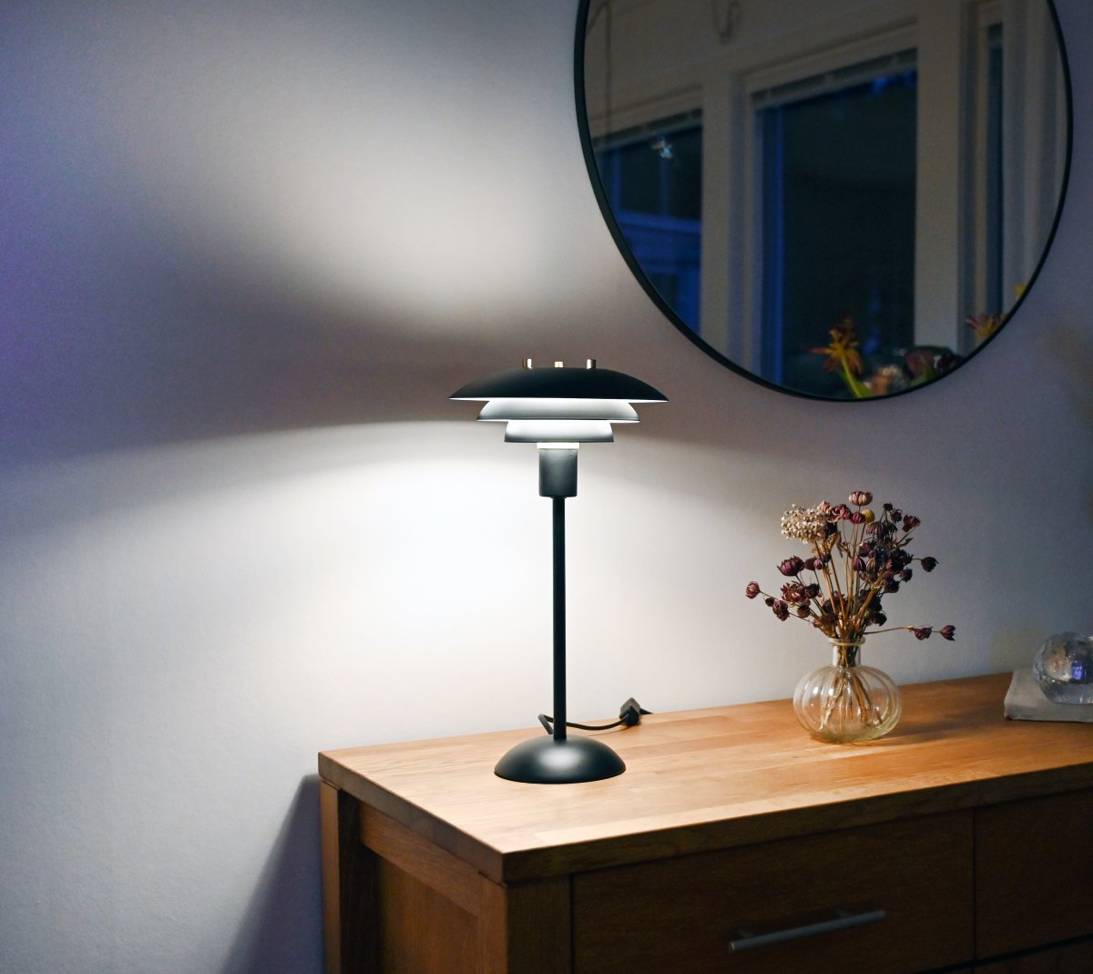 Epsilon 37cm Zwart tafellamp Van Aneta Lighting - Door het kleine scherm is het bijvoorbeeld geschikt voor in een etalage of op een plank.