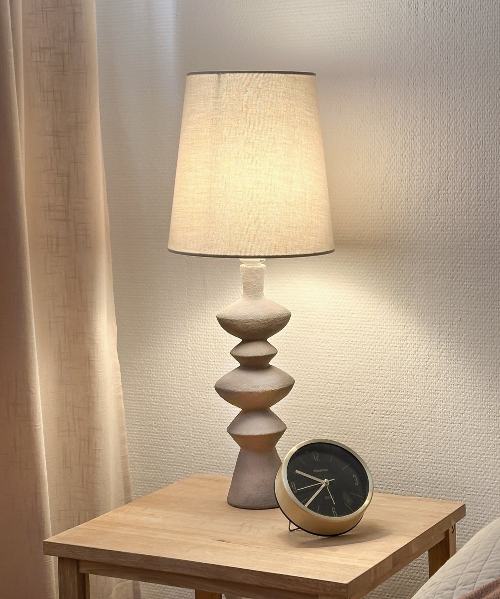 Nina 54cm Grijs tafellamp Van Aneta Lighting - Met een stoffen kap die een aangenaam licht verspreidt en een lampenvoet met een licht ruwe structuur.