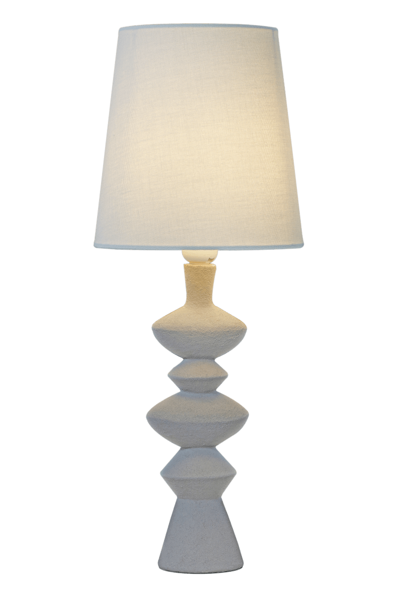 Nina 54cm Grijs tafellamp Van Aneta Lighting - Met een stoffen kap die een aangenaam licht verspreidt en een lampenvoet met een licht ruwe structuur.