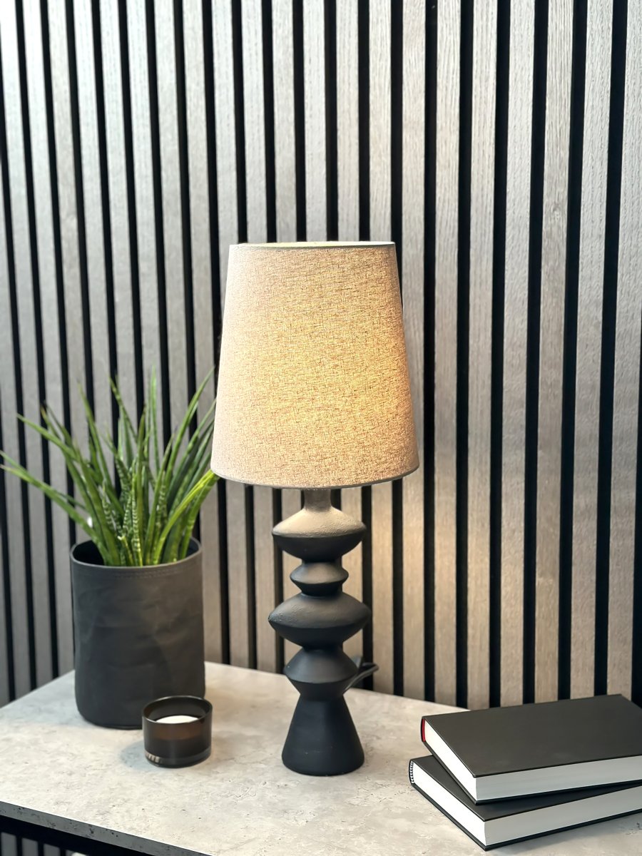 Nina 54cm Zwart tafellamp Van Aneta Lighting - Met een stoffen kap die een aangenaam licht verspreidt en een lampenvoet met een licht ruwe structuur.