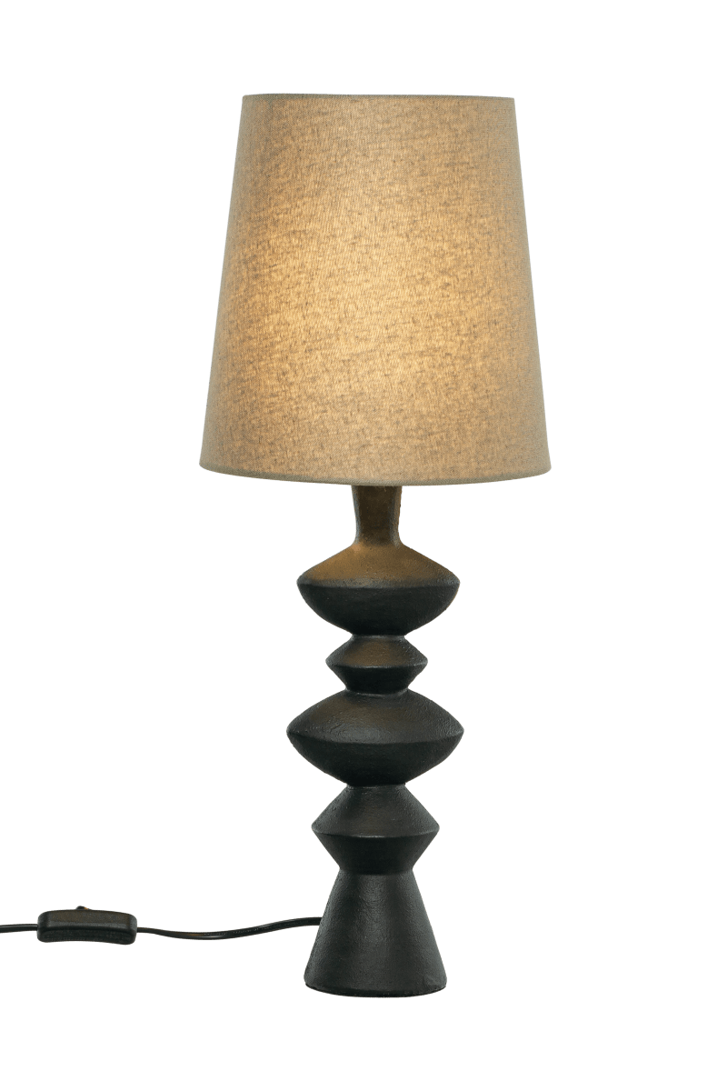 Nina 54cm Zwart tafellamp Van Aneta Lighting - Met een stoffen kap die een aangenaam licht verspreidt en een lampenvoet met een licht ruwe structuur.