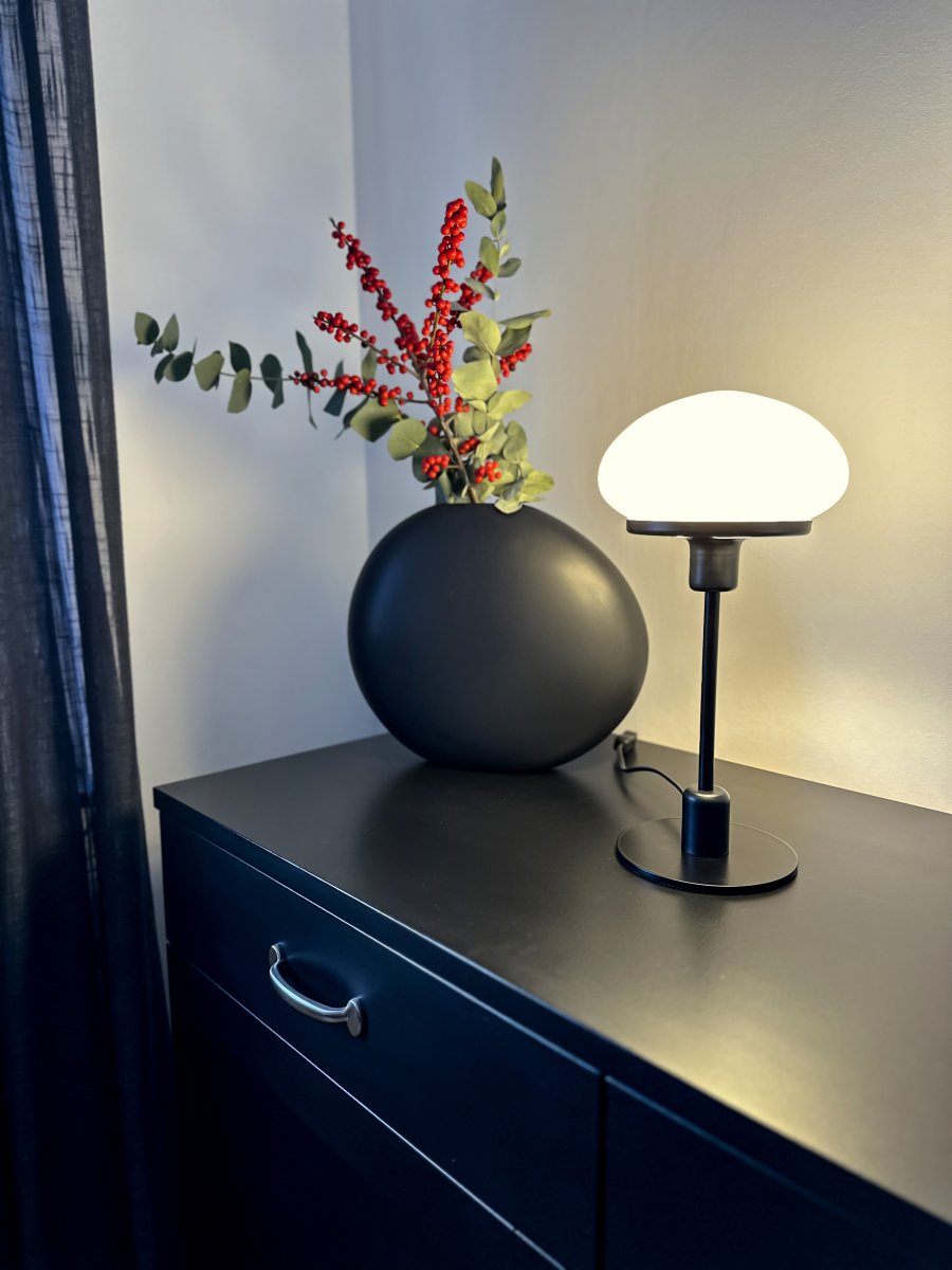 New August 36cm Zwart tafellamp Van Aneta Lighting - Nieuwe stijlvolle tafellamp August in een klassiek model met een moderner design.
