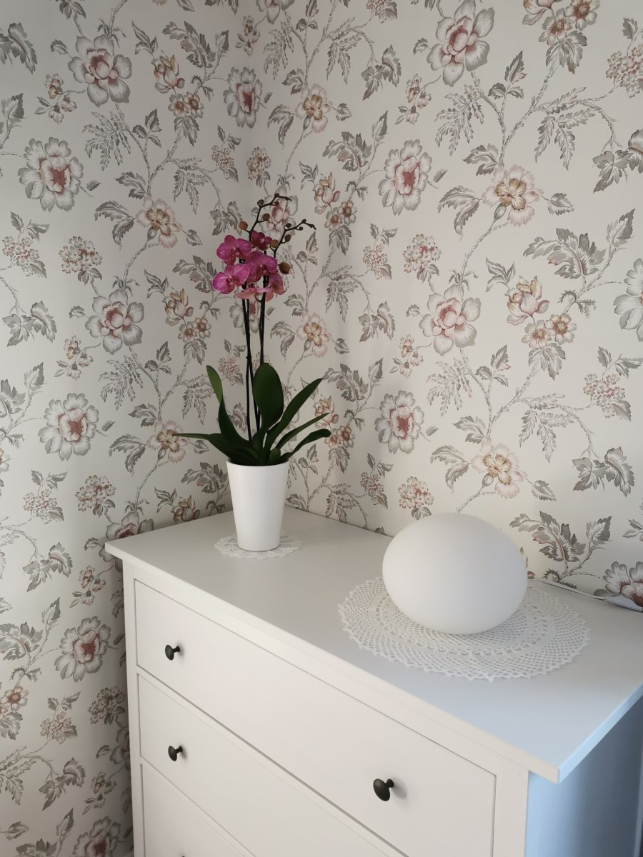 Globus 14cm Opaal tafellamp Van Aneta Lighting - Globus tafellamp in opaalwit glas met een lichtbron in de glazen bol die decoratief en comfortabel licht geeft.