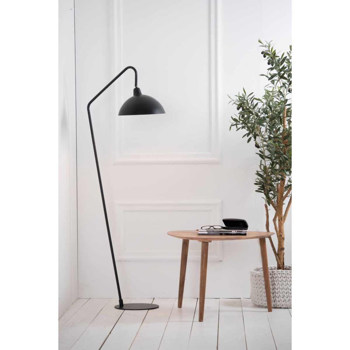 Orion Zwart vloerlamp Van Light & Living - Orion is een elegante staande lamp in matzwart ijzer, perfect voor moderne interieurs.