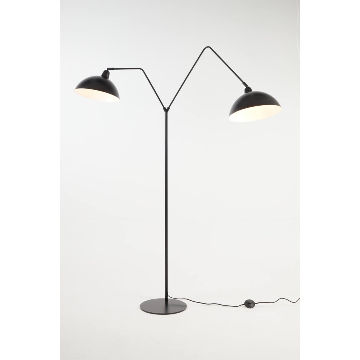 Orion 2 Zwart vloerlamp Van Light & Living - Orion is een elegante staande lamp in matzwart ijzer, perfect voor moderne interieurs.