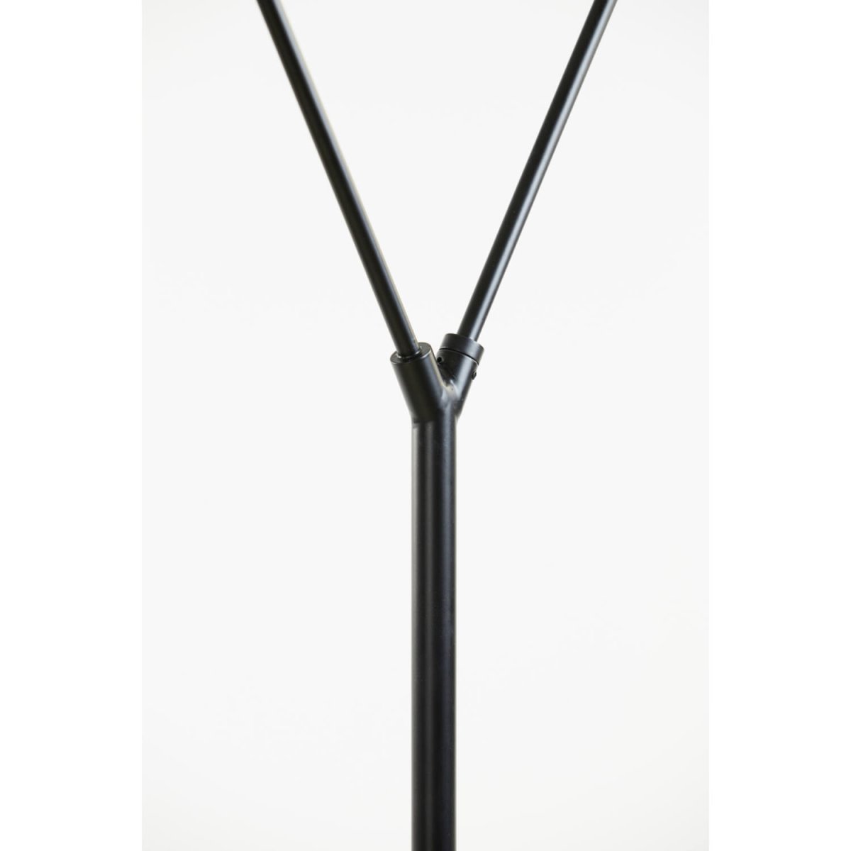 Orion 2 Zwart vloerlamp Van Light & Living - Orion is een elegante staande lamp in matzwart ijzer, perfect voor moderne interieurs.
