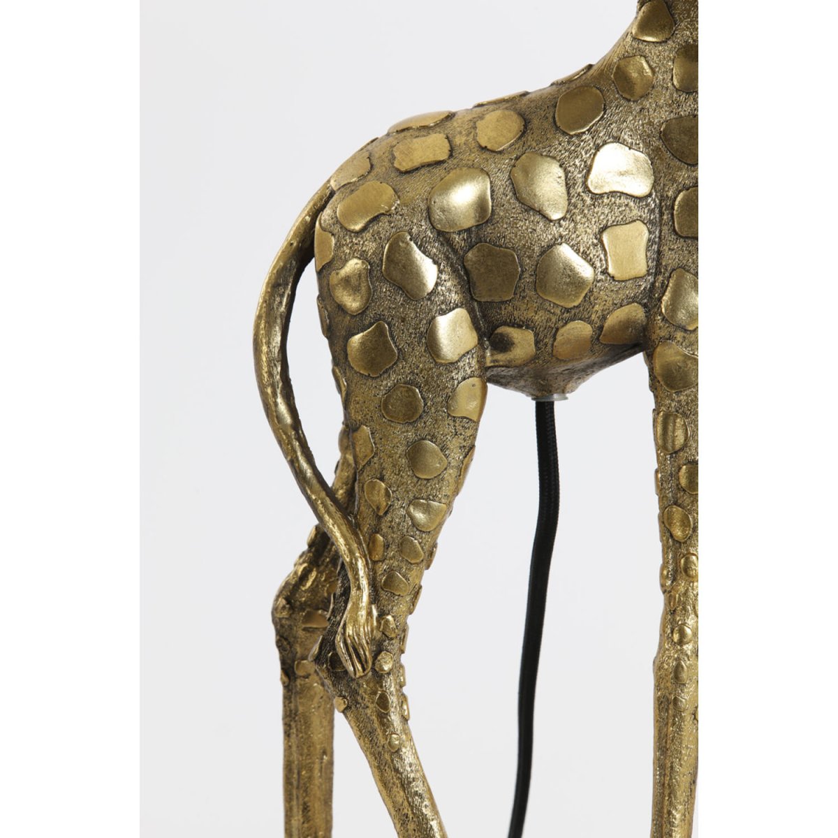 Giraffe 60cm Goud tafellamp Van Light & Living - De antieke gouden afwerking op de giraffenvoet zorgt voor een charmante toets, terwijl de zwarte fluwelen lampenkap een zacht en aangenaam licht cre&euml;ert.