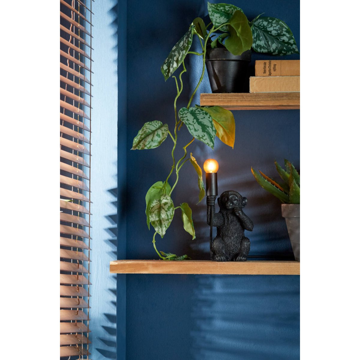 Monkey 23cm Zwart tafellamp Van Light & Living - Monkey is een speelse lamp met karakter, laat hem uw huis verlichten met zijn unieke en charmante design!