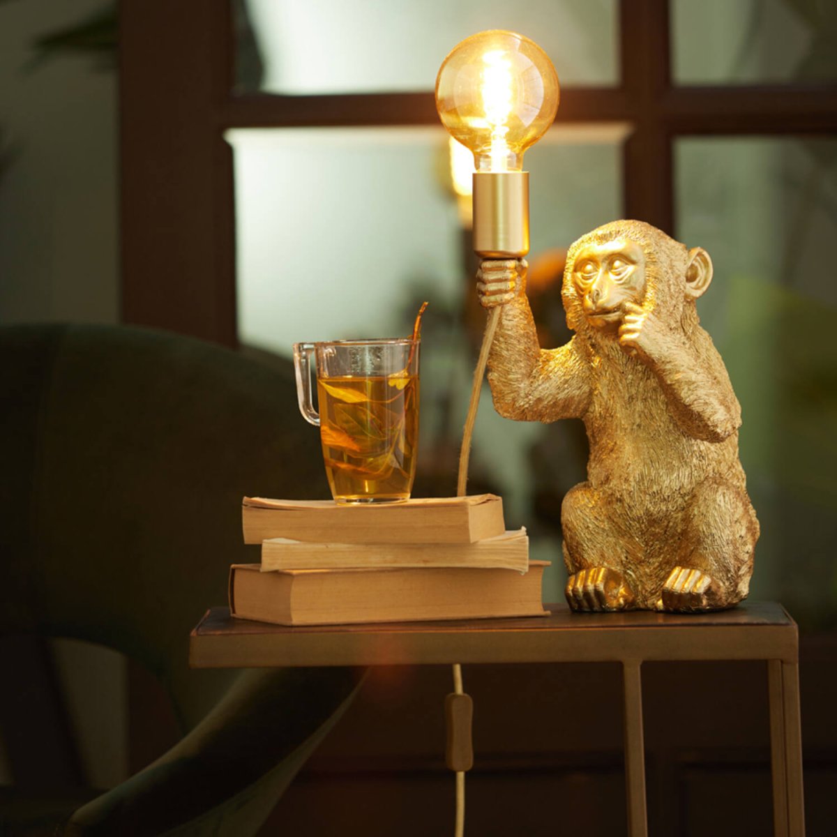 Monkey 23cm Goud tafellamp Van Light & Living - Monkey is een speelse lamp met karakter, laat hem uw huis verlichten met zijn unieke en charmante design!