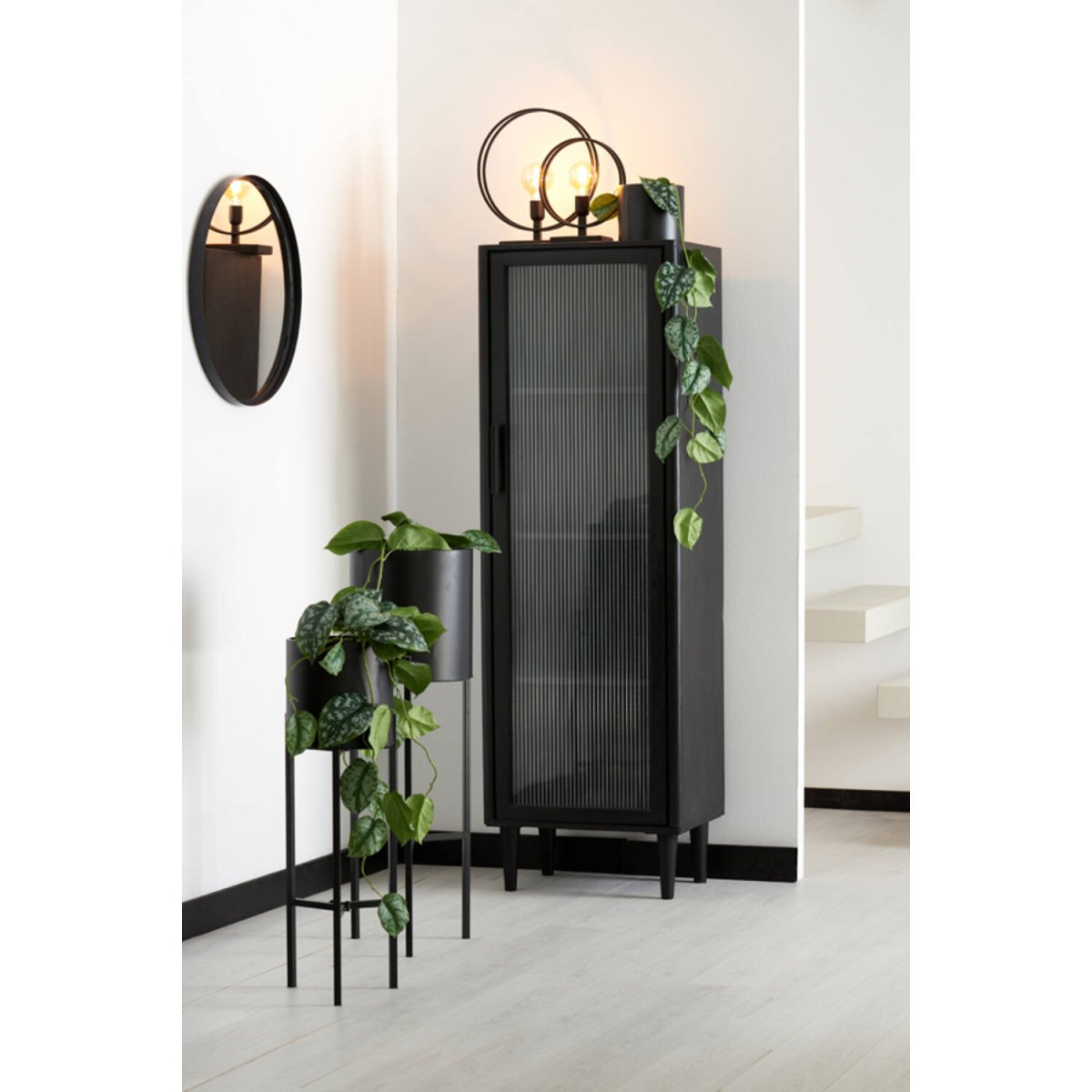 Rudra 40cm Zwart tafellamp Van Light & Living - De ronde vorm omlijst de lichtbron en creëert een elegante blikvanger.