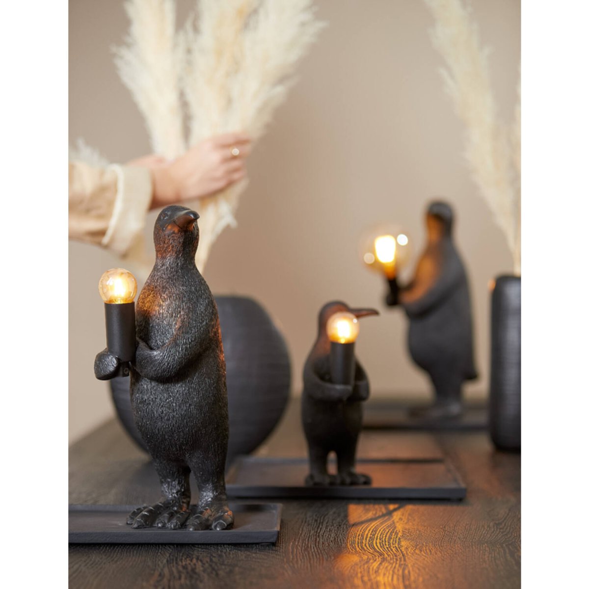 Penguin 34cm Zwart tafellamp Van Light & Living - Penguin is een charmante en speelse lamp, laat hem licht en vreugde verspreiden in uw huis!