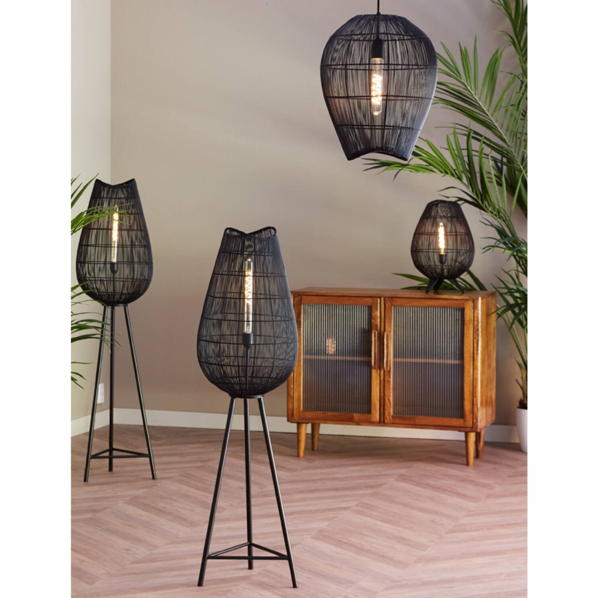 Yumi 47cm Zwart tafellamp Van Light & Living - Yumi is een elegante lamp in matzwart ijzer, perfect voor het creëren van een gezellige sfeer.