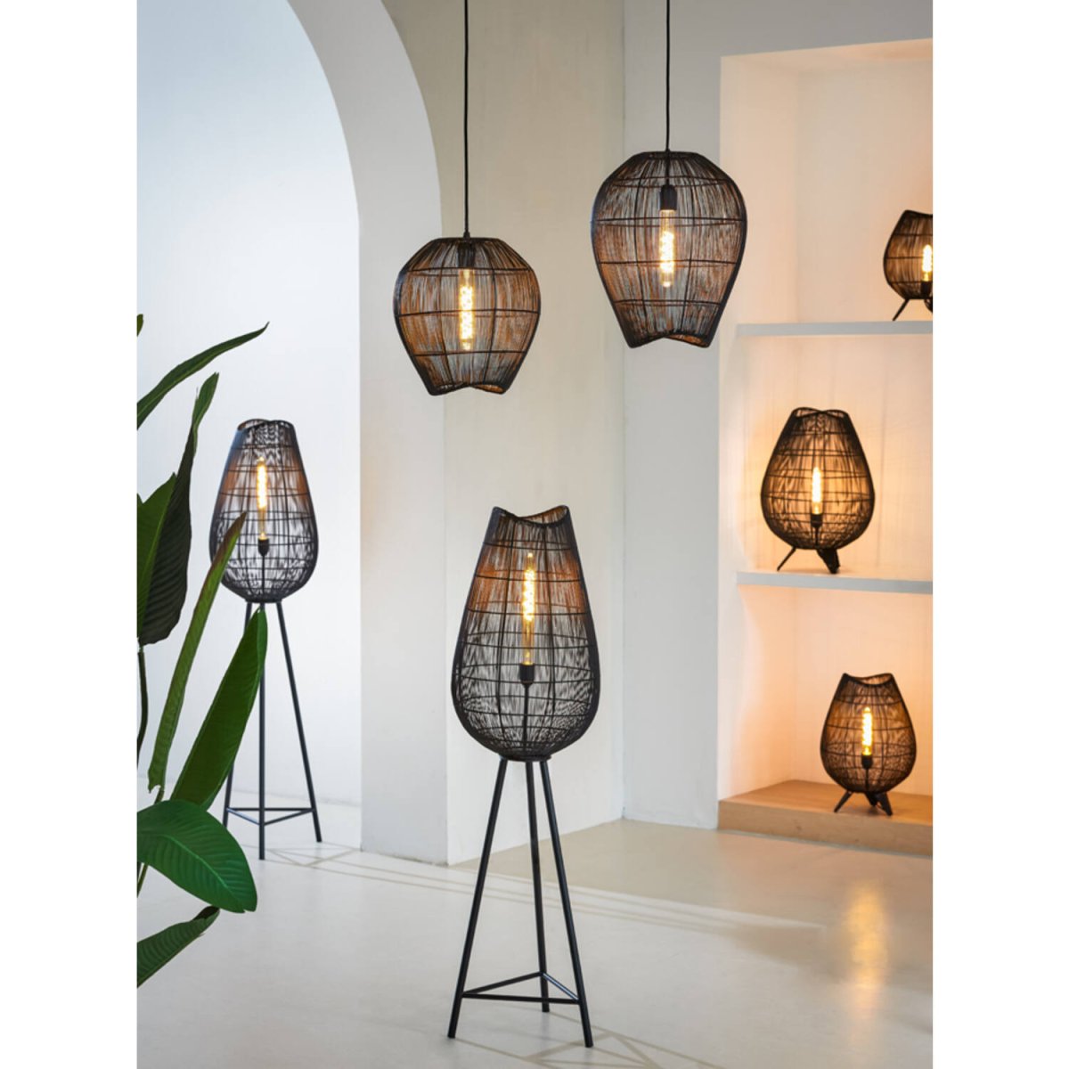 Yumi 37cm Zwart tafellamp Van Light & Living - Yumi is een elegante lamp in matzwart ijzer, perfect voor het creëren van een gezellige sfeer.