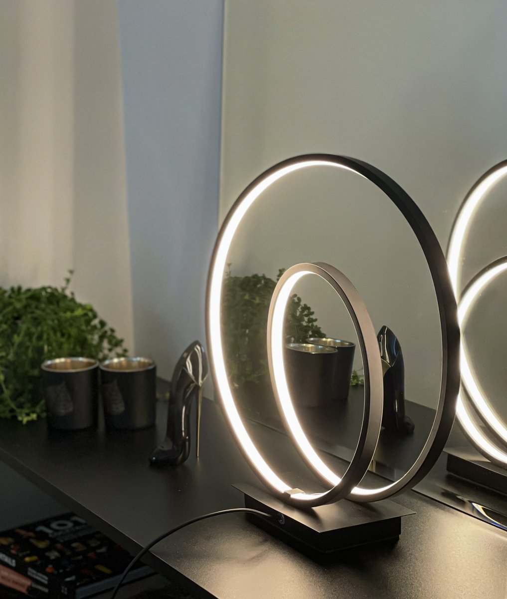 Loop 37cm Zwart tafellamp Van Aneta Lighting - Loop vormt een blikvanger in het interieur, ongeacht of u het in een raam, aan een muur of in een gang plaatst.
