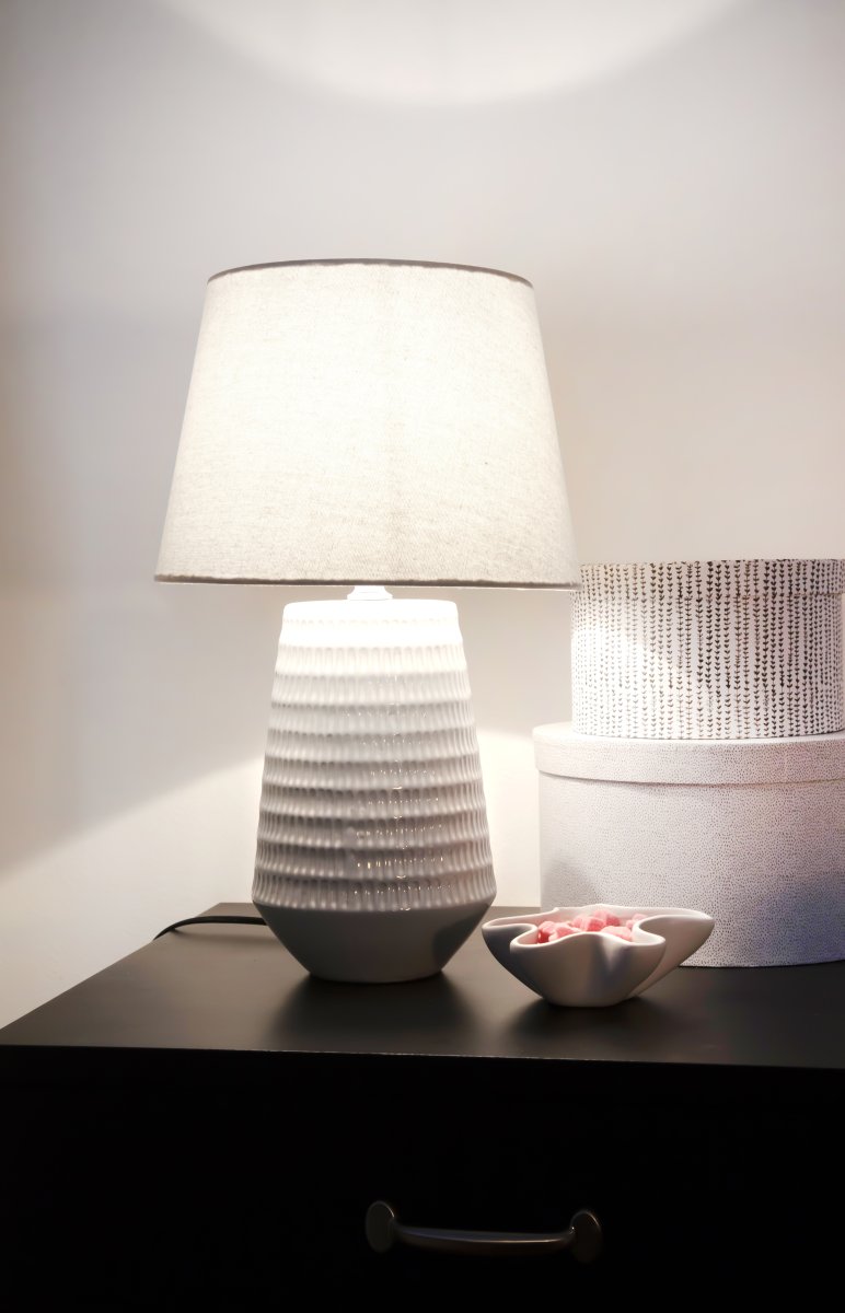 Mona 45cm Wit tafellamp Van Aneta Lighting - De Mona tafellamp is een stijlvolle en tijdloze lamp met een witte keramische voet en een bijpassende witte textielen kap.