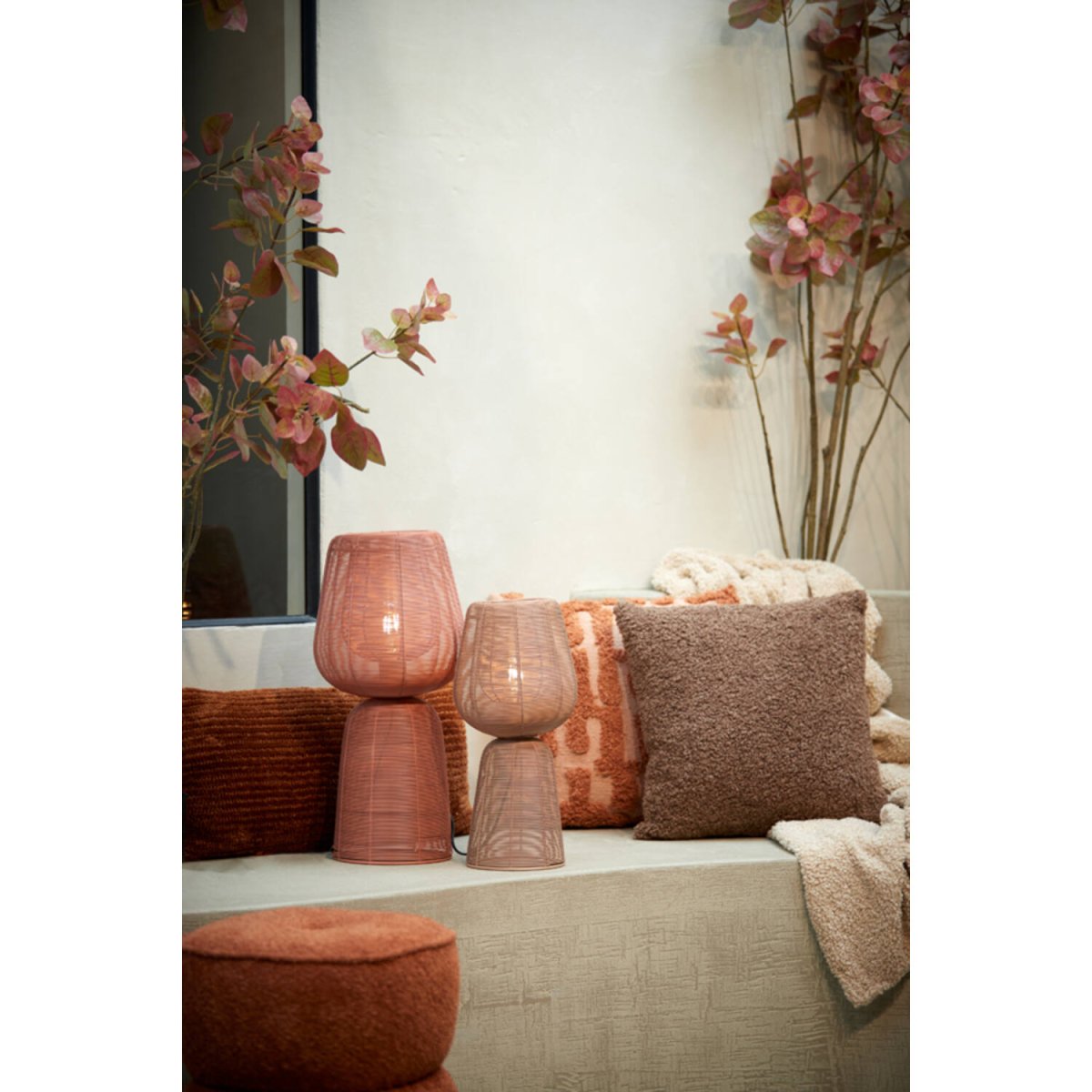Aboso 42cm Roze tafellamp Van Light & Living - Aboso is een stijlvolle tafellamp van ijzer in een roze buisvorm, waarbij het open ontwerp een prachtig schaduwspel creëert.