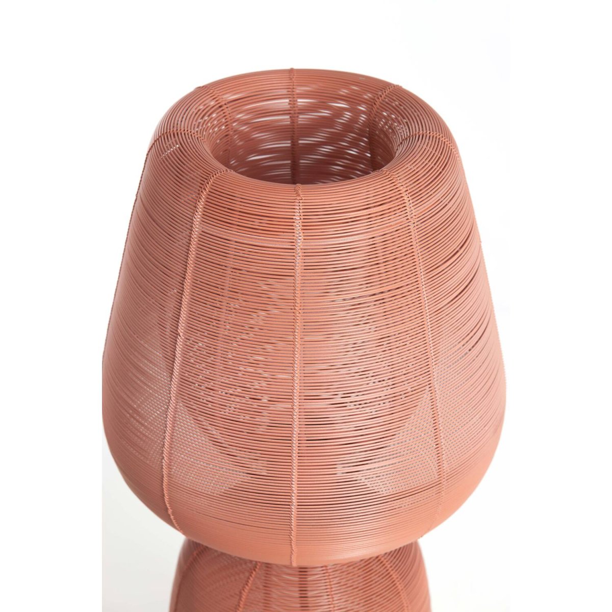 Aboso 54cm Koraalroze tafellamp Van Light & Living - Aboso is een speelse tafellamp van ijzer in een koraalroze kleur, waarbij het open design een prachtig schaduwspel creëert.