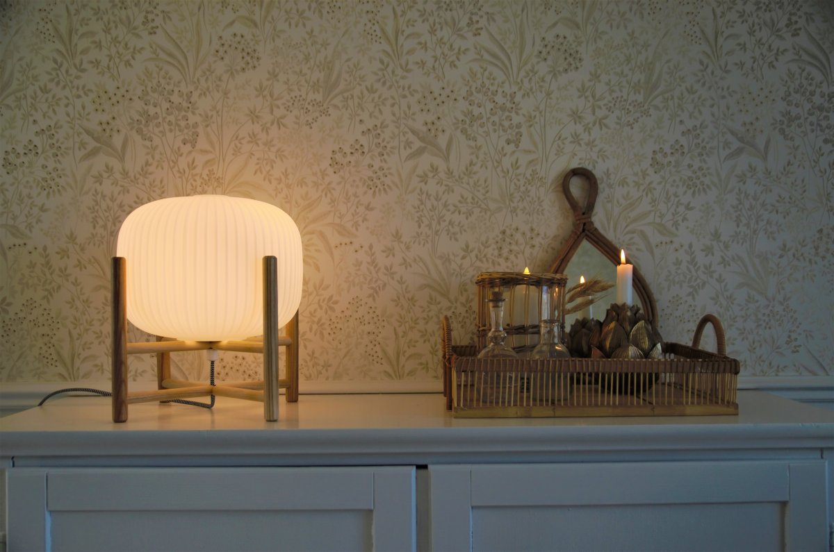 Vinda 32cm Hout tafellamp Van Aneta Lighting - in de lamp en glas in de kap.