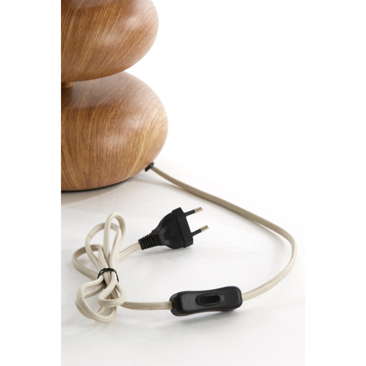 Danialo 50cm Hout tafellamp Van Light & Living - Danialo is een stijlvolle tafellamp waarbij het imitatiehout op de ijzeren voet samenkomt met een cr&egrave;mewit omwikkeld touw.