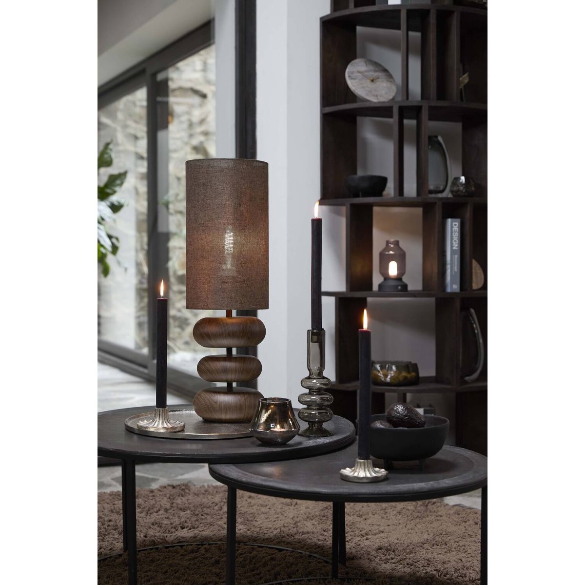 Danialo 67cm Bruin tafellamp Van Light & Living - Danialo is een stijlvolle tafellamp waarbij de houtnerf op de ijzeren voet samensmelt met een bruine linnen lampenkap.