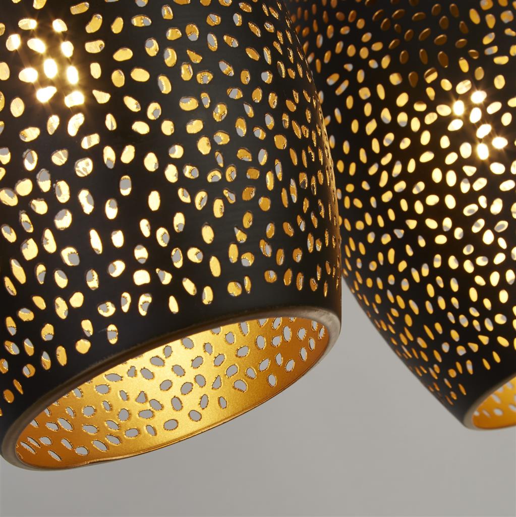 Laser 90cm Zwart hanglamp Van Searchlight - Laser maakt een echte statement in elke kamer met zijn lasergesneden kappen in matzwart metaal en goudkleurige binnenkanten die een warme gloed en decoratieve lichtpatronen op muren en plafonds creëren.