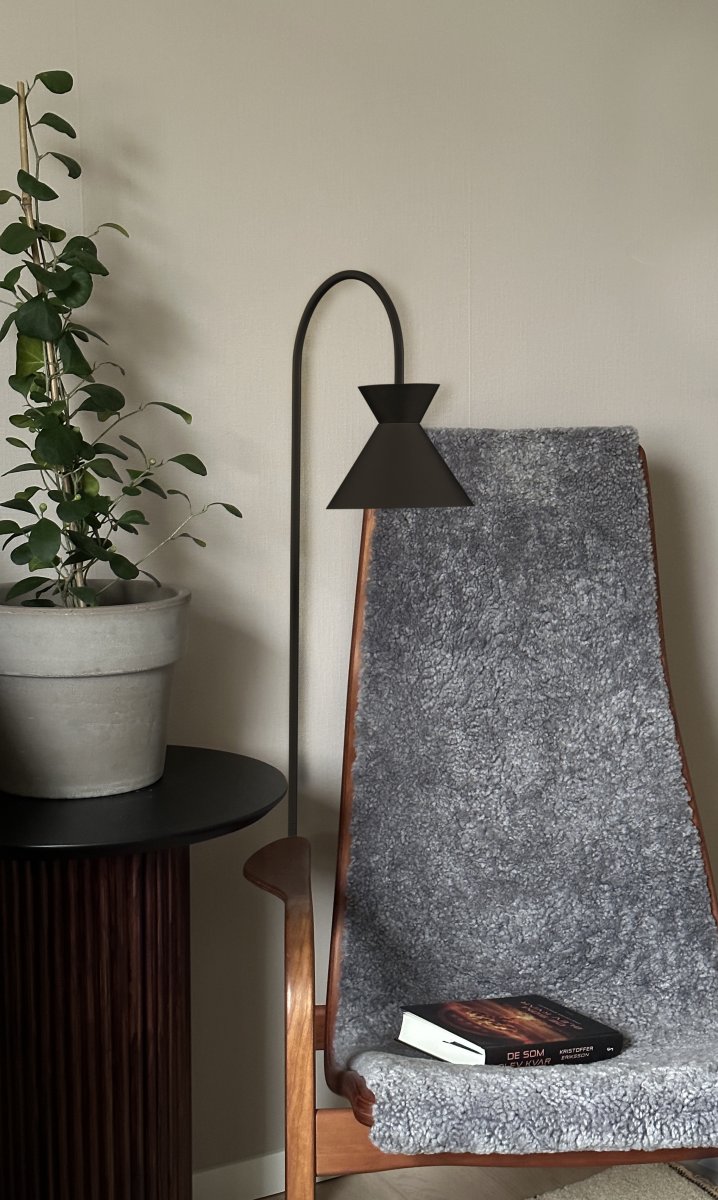 Coni Zwart vloerlamp Van Aneta Lighting - De prachtige Coni vloerlamp met een tijdloos design past zowel in klassieke als rustieke interieurs.