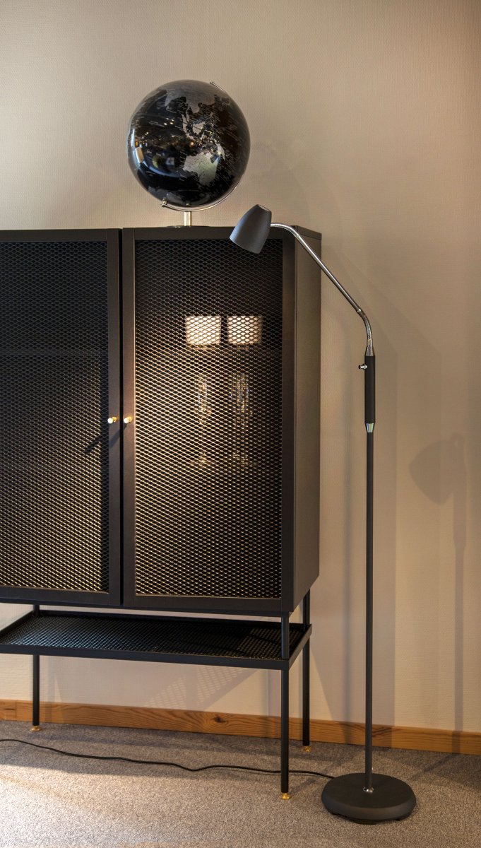 Sandnes 1 Zwart vloerlamp Van Aneta Lighting - de staaf en een verstelbare kop.