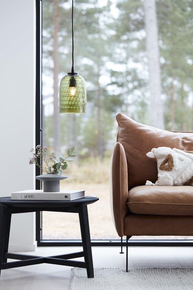 Gabby Ø15 Groente raamlamp Van PR Home - De diepgroene kleur in combinatie met het golvende patroon zorgt voor een prachtig lichtspel in de kamer.