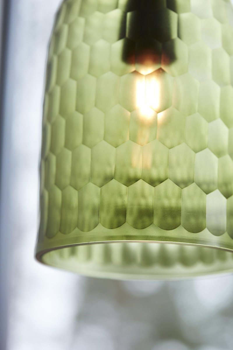 Gabby Ø15 Groente raamlamp Van PR Home - De diepgroene kleur in combinatie met het golvende patroon zorgt voor een prachtig lichtspel in de kamer.