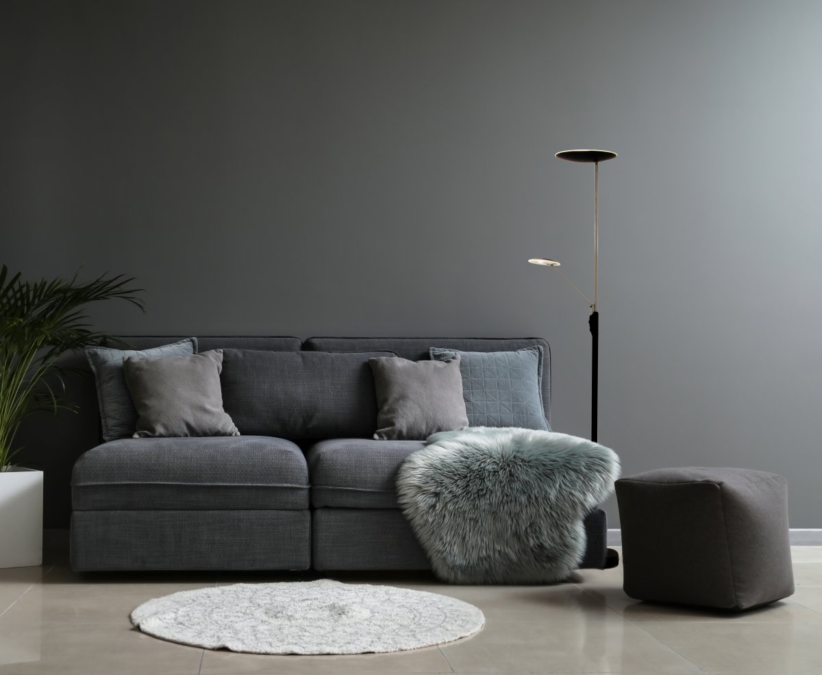 Cadiz Zwart/staal vloerlamp Van Aneta Lighting - Eén dimmer regelt het licht aan de bovenkant en één dimmer regelt de lichtsterkte op de leesarm, die ook verstelbaar is.