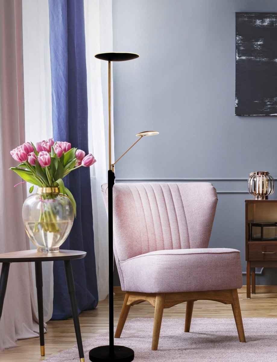 Cadiz Zwart/messing vloerlamp Van Aneta Lighting - Eén dimmer regelt het licht aan de bovenkant en één dimmer regelt de lichtsterkte op de leesarm, die ook verstelbaar is.