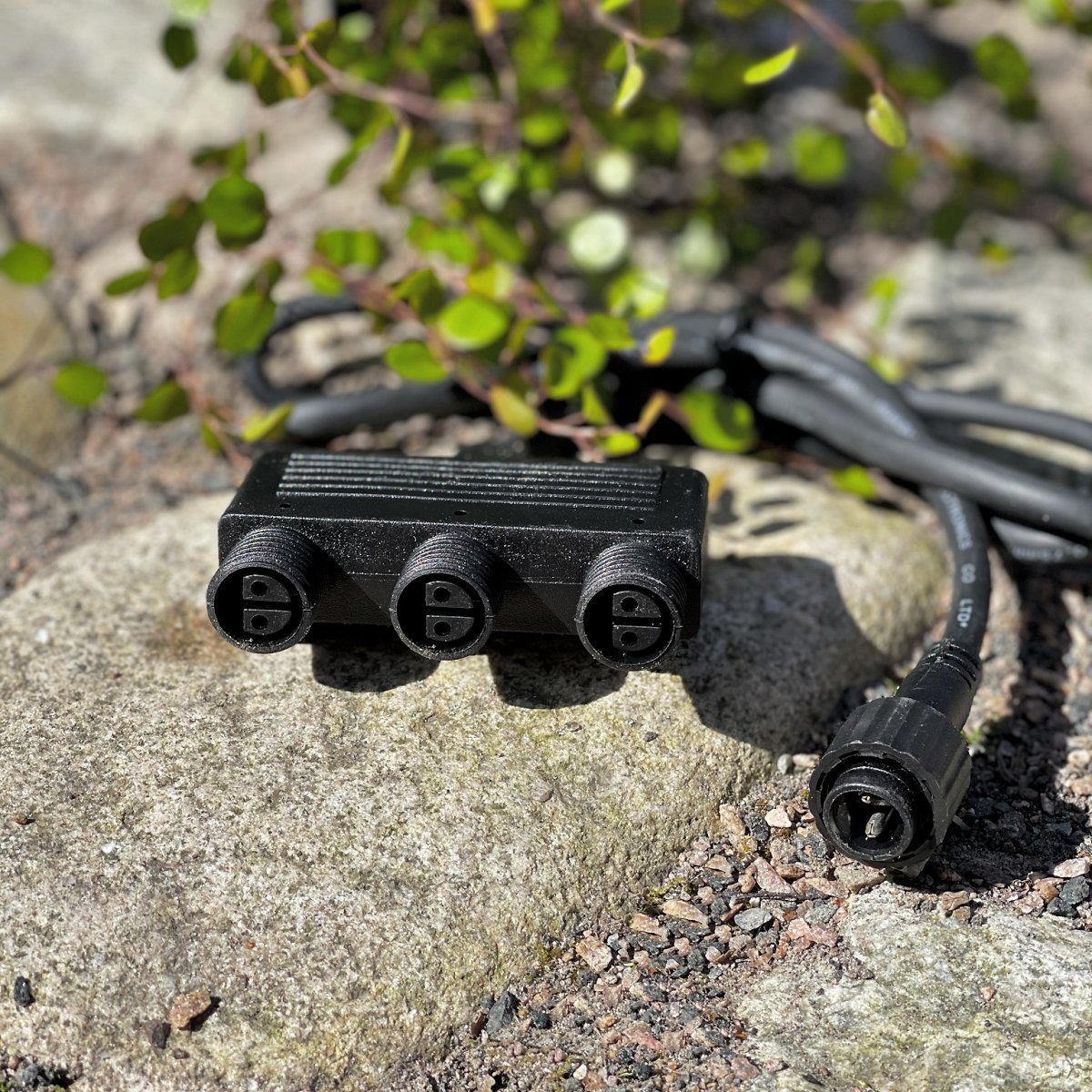 3-Weg Aansluiting Zwart Van Lightson - Met deze verbinding heeft u drie mogelijkheden, bijvoorbeeld als u het systeem in verschillende richtingen in de tuin wilt verdelen.