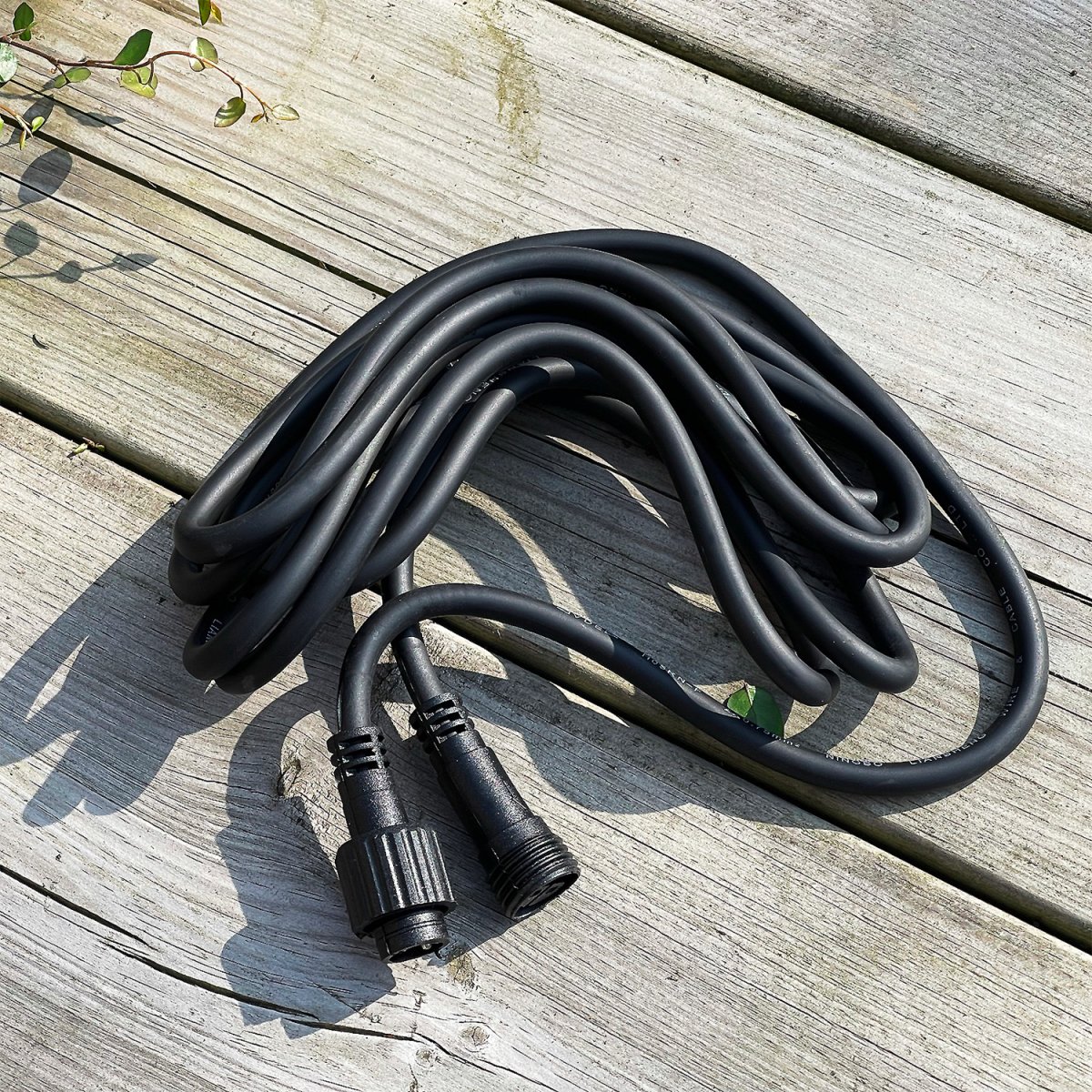 Kabel 5m Zwart Van Lightson - Als u de kabels in een buis wilt laten lopen, bijvoorbeeld onder een geplaveid wandelpad, houd dan rekening met het volgende: tot de grootste diametermaat op de De snelkoppelingen zijn 22 millimeter.