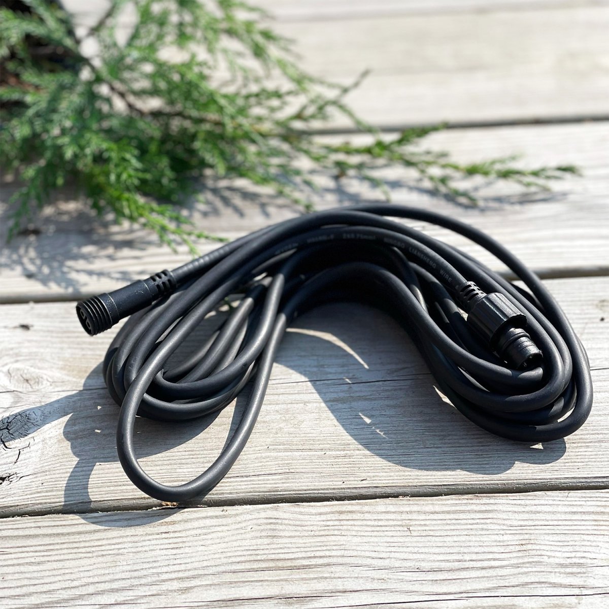 Kabel 10m Zwart Van Lightson - Als u de kabels in een buis wilt laten lopen, bijvoorbeeld onder een geplaveid wandelpad, houd dan rekening met het volgende: tot de grootste diametermaat op de De snelkoppelingen zijn 22 millimeter.