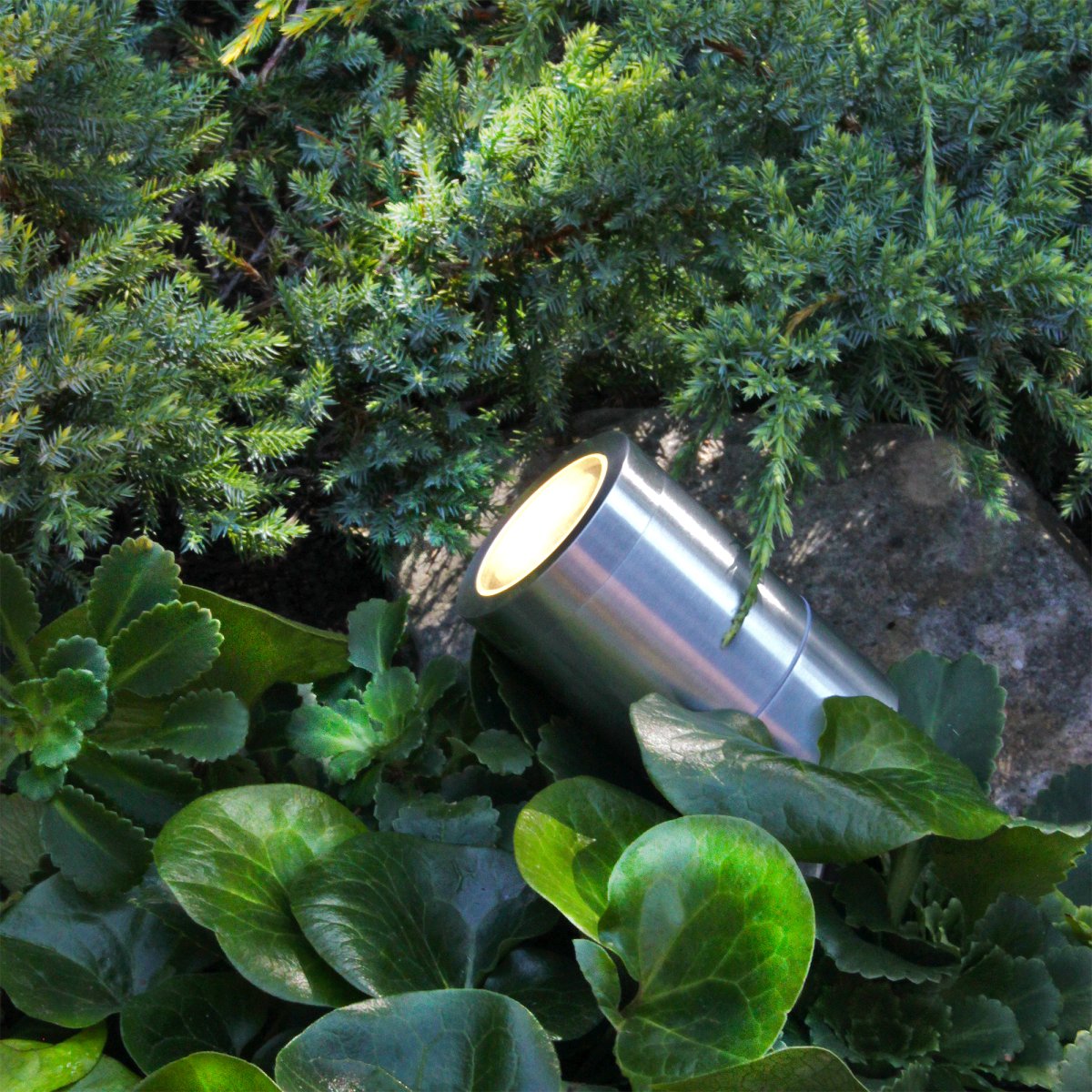 Luna Zilver Van Lightson - U kunt Luna ook gebruiken op huismuren, in de dakrand en op de schutting, omdat de spies afneembaar is en daar direct in de ondergrond wordt geschroefd.