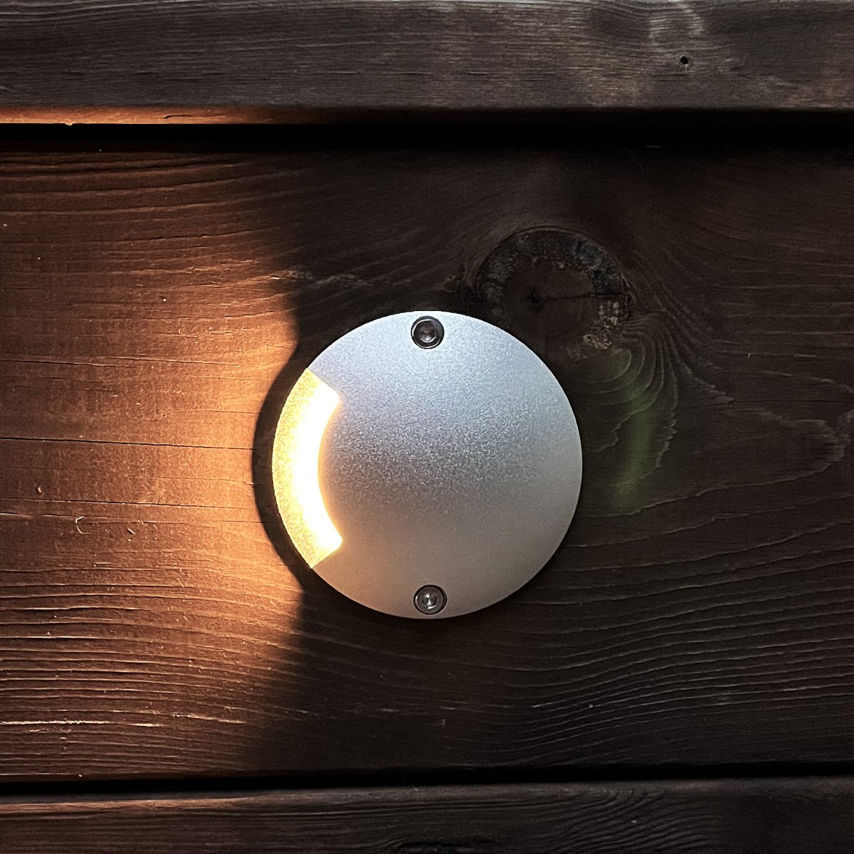 Zenit Zilver Van Lightson - Een unidirectionele wand- en terrasarmatuur die met zijn decoratieve warmwitte licht een uitstekende keuze is voor gevels, schuttingen, muren, terrassen en vlonders.