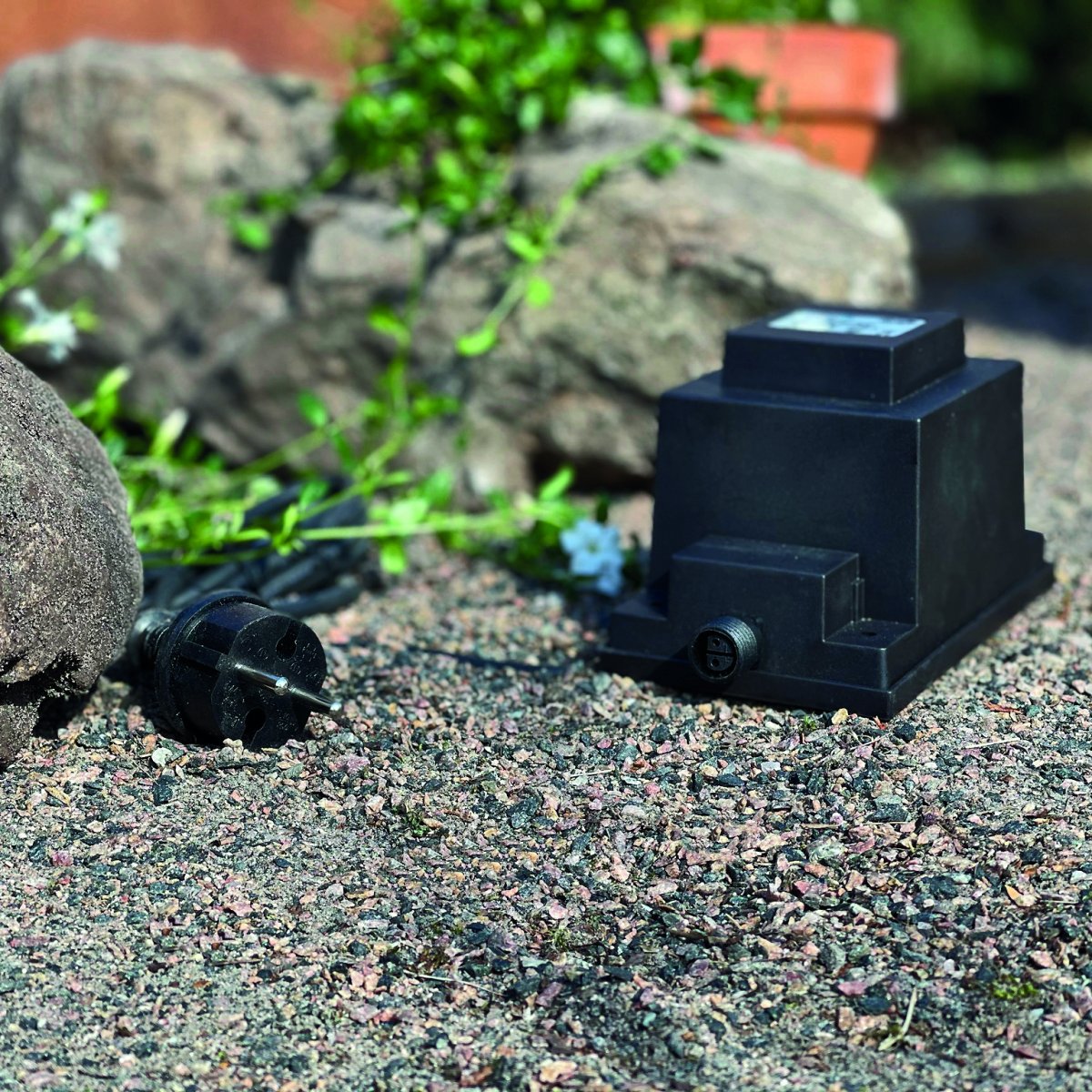Transformator 105w Zwart Van Lightson - De transformator heeft aan de ene kant een 12 volt snelkoppeling en aan de andere kant een 2 meter lang snoer met een stekker, die u in een normaal stopcontact steekt.