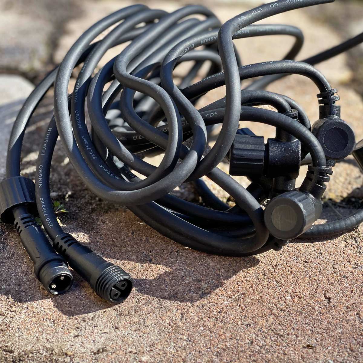 Verdeelkabel 5m Zwart Van Lightson - Als u een houten terras of schutting gaat bouwen met meerdere lampen achter elkaar, is dit type kabel aan te raden.