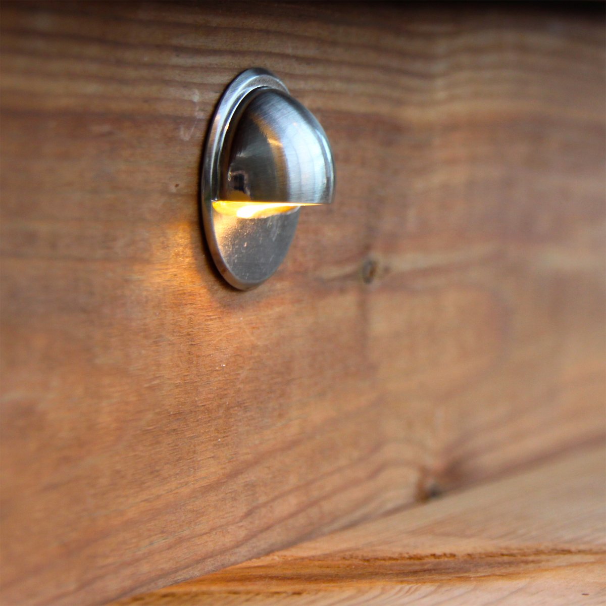 Aries 4 Zilver Van Lightson - De lamp wordt vaak verticaal gemonteerd, maar kan ook met voordeel horizontaal worden gemonteerd, als het licht bijvoorbeeld op een plank of een pot is gericht.